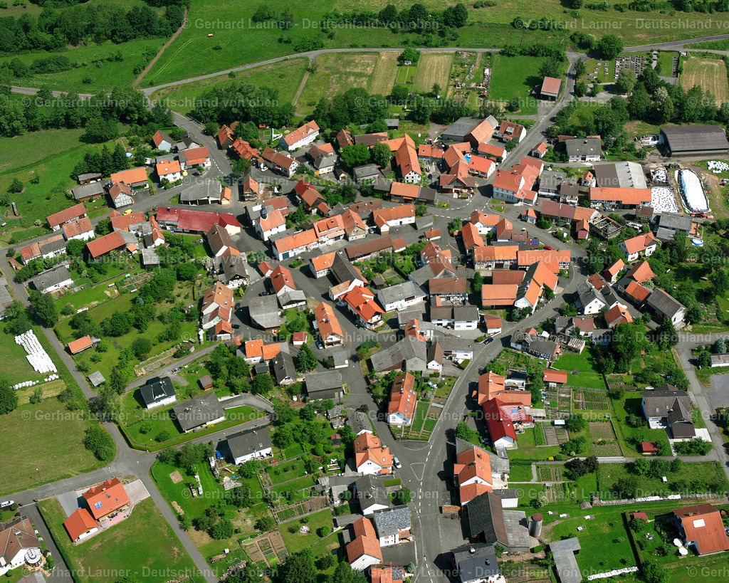 2614759 | WOHNFELD 09.06.2006 Landwirtschaftliche Nutzflächen und Feldgrenzen  umsäumen das Siedlungsgebiet des Dorfes in Wohnfeld im Bundesland Hessen, Deutschland // Agricultural land and field boundaries surround the settlement area of the village  in Wohnfeld in the state Hesse, Germany Foto: Gerhard Launer