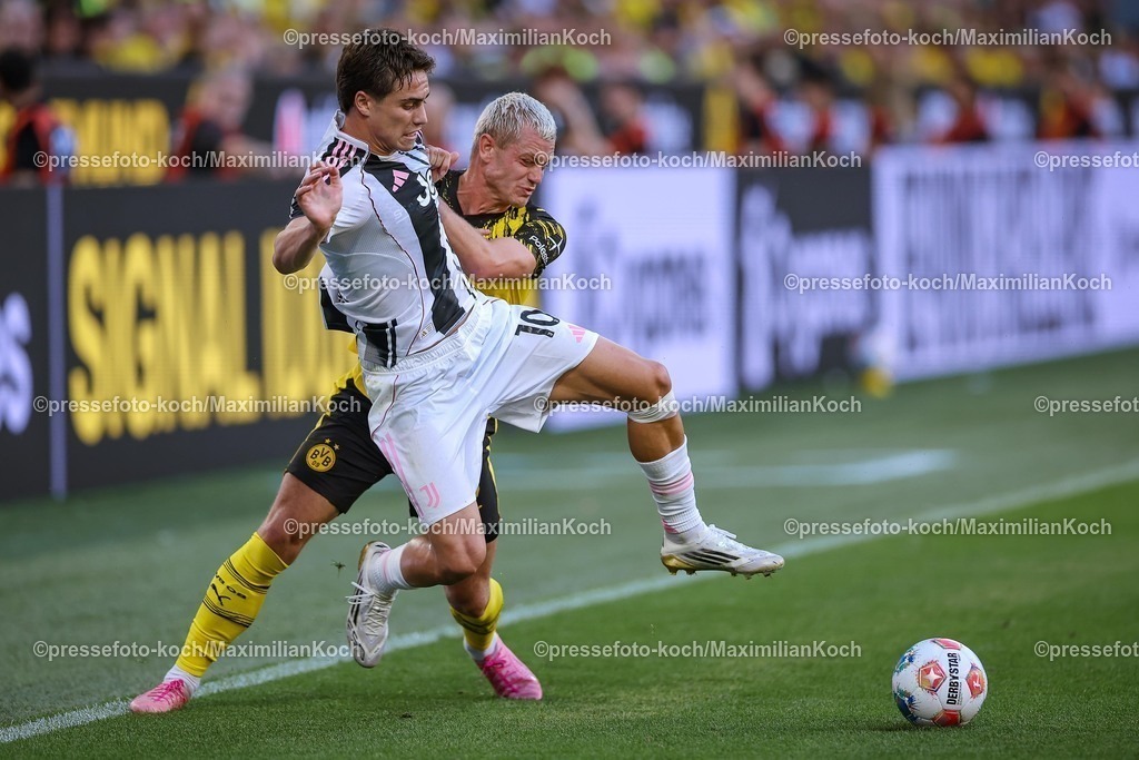 BVB10082501067 | 10.08.2025, Fußball, Borussia Dortmund - Juventus Turin, Testspiel, Signal Iduna Park, Saison 2025 2026: Julian Ryerson&nbsp;(BVB #26) im Zweikampf gegen  Kenan Yıldız&nbsp;(Juventus Turin #10)   DFB regulations prohibit any use of photographs as image sequences and or quasi-video.