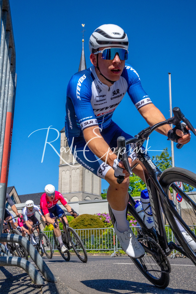Spurt in den Mai 2026 - Großer Preis der Sparkasse Neuss | Annual one-day road cycling race "Großer Preis der Sparkasse Neuss" held in Büttgen, Germany, organized by VfR Büttgen 1912 e.V. The event features multiple races across all age categories from U11 youth to Elite men. - Realisiert mit Pictrs.com