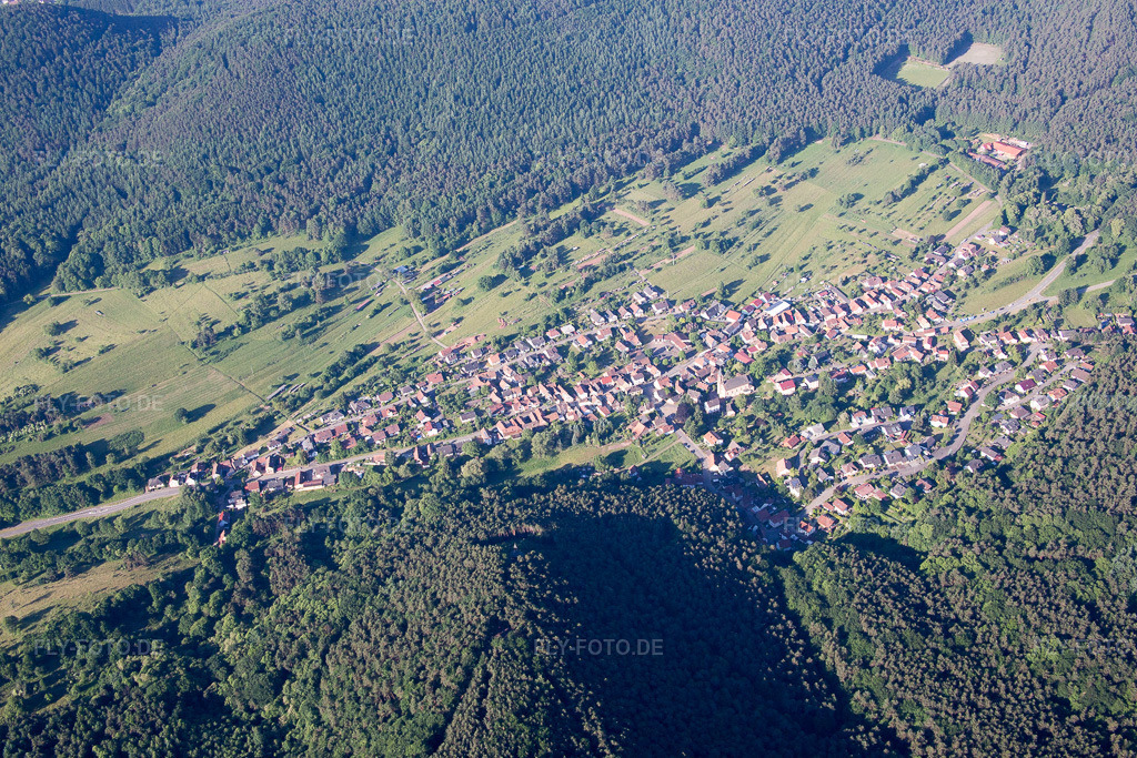 Luftbild: Ortsansicht der Straßen und Häuser der Wohngebiete in Birkenhördt im Bundesland Rheinland-Pfalz in Deutschland. Foto: IMG_080048.jpg vom 05.06.2015 durch Werner Riehm/FLY-FOTO.de