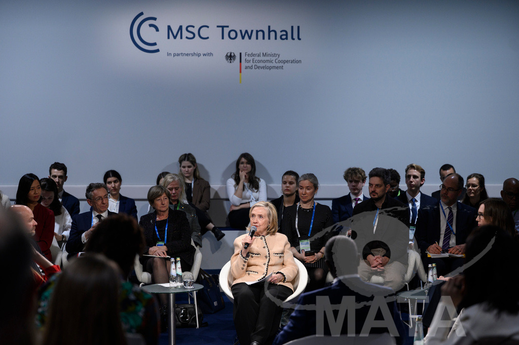 _DWI5094 | Die US-Politikerin Hillary Clinton auf der Veranstaltung Girls Just Want to Have Fundamental Rights: Fighting the Global Pushback im Rahmen der Münchner Sicherheitskonferenz 2026. München, 14.02.2026 Bayern Deutschland - Realisiert mit Pictrs.com