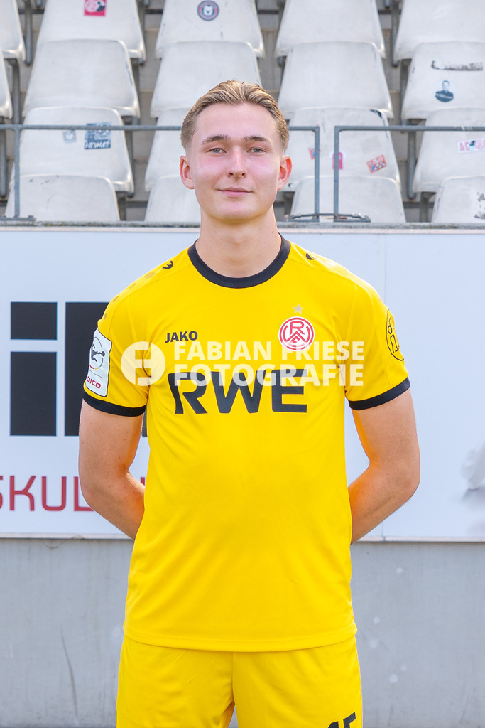 Rot-Weiss Essen; 3. Liga, Portraettermin 2026/2027, Foto: Eibner-Pressefoto/Fabian Friese | Romero Gerres (Rot-Weiss Essen, #45),Rot-Weiss Essen; 3. Liga, Portraettermin 2026/2027, Foto: Eibner-Pressefoto/Fabian Friese - Realisiert mit Pictrs.com