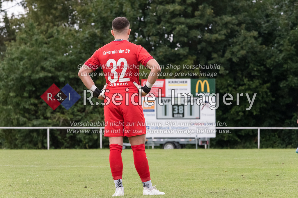 RS-1-001788 | Lauritz Sievers (#32, Eckernförde, Torwart) mit Blick auf das ausgeglichene Scoreboard