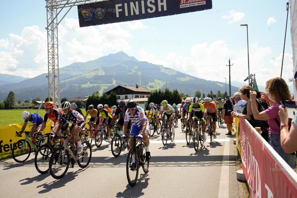 447_20230817_Bewerb_Maenner_Muehlanger | AUT - OESTERREICH, 2023-08-16: SPORT RENNRAD-FAHREN - 55. INTERNATIONALER RADWELTPOKAL IN ST. JOHANN IN TIROL  - Vintage-Radrennen mit WM-Bronze-Medaillen-Siegerin Christina Schweinberger, den Teilnehmer und Alexander Baumann (vom Orginastions-Team) - TAG 2 BEWERB MAENNER IN SECHS GRUPPEN  ; Foto: Roland Muehlanger