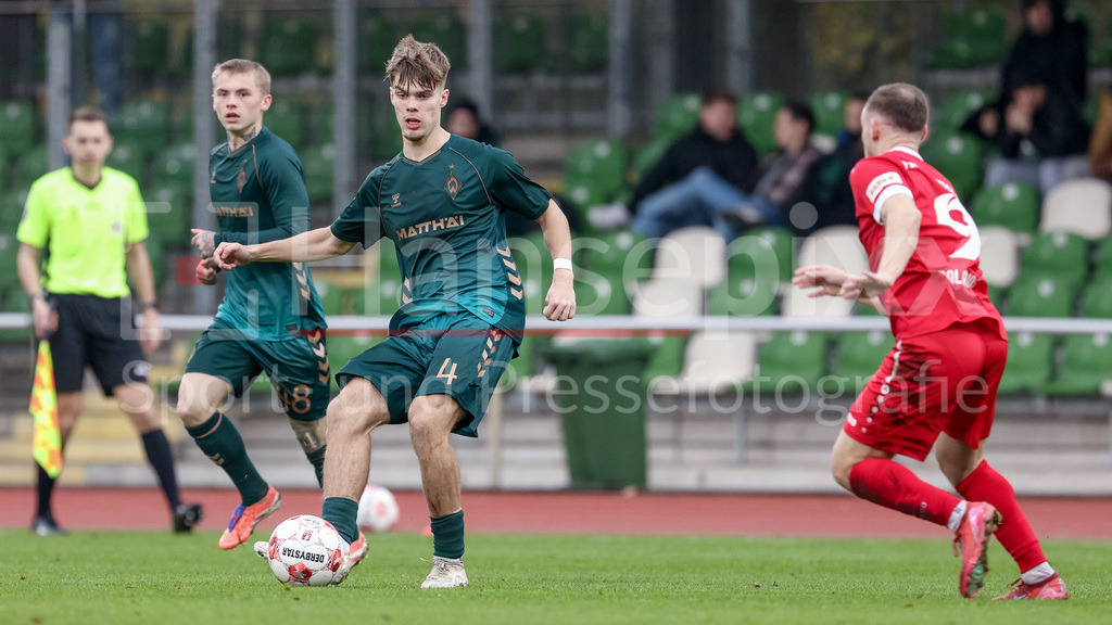 Fussball, Regionalliga Nord, SV Werder Bremen II - FSV Schöningen | Mick Schmetgens (SV Werder Bremen II, 4) am Ball, Einzelbild, Ganzkörper, Aktion, Action, Spielszene
