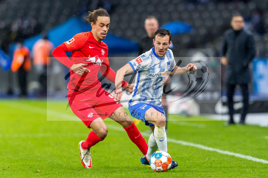 BSCRBL20220220_158 | Fussball, Herren: Yussuf Poulsen (RB Leipzig) und Vladimir Darida (Hertha BSC) im Zweikampf bei dem Spiel der 1. Bundesliga zwischen Hertha BSC und RB Leipzig im Olypiastadion am 20.02.2022 in Berlin, Deutschland.DFB / DFL REGULATIONS PROHIBIT ANY USE OF PHOTOGRAPHS AS IMAGE SEQUENCES AND/OR QUASI-VIDEO. - Realisiert mit Pictrs.com