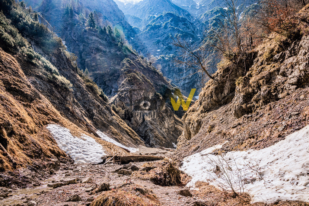 Blick in die Wolfsschlucht---Tegernsee----Mangfall Gebirge | Das Bild zeigt eine Landschaftsaufnahme aus der Region Tegernsee in den Bayerischen Alpen.Der Kalender enthält fantastische Landschaftsaufnahmen, die nach den vier Jahreszeiten sortiert sind. Er bietet einzigartige Einblicke und Ausblicke in die Natur der Bayerischen Alpen.  - Realisiert mit Pictrs.com