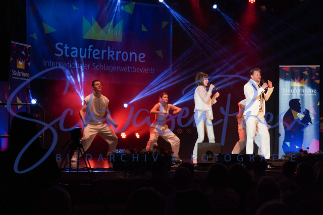 060424Ho1466 | Marie Vell und Dr. Maibach -Stauferkrone 2024
Der internationale Schlagerwettbewerb Stauferkrone wird 2024 bereits zum fuenften Mal von Maitis Media ausgerichetet. 
Deutschland, Donzodrf, Stadthalle, 06.04.2024


