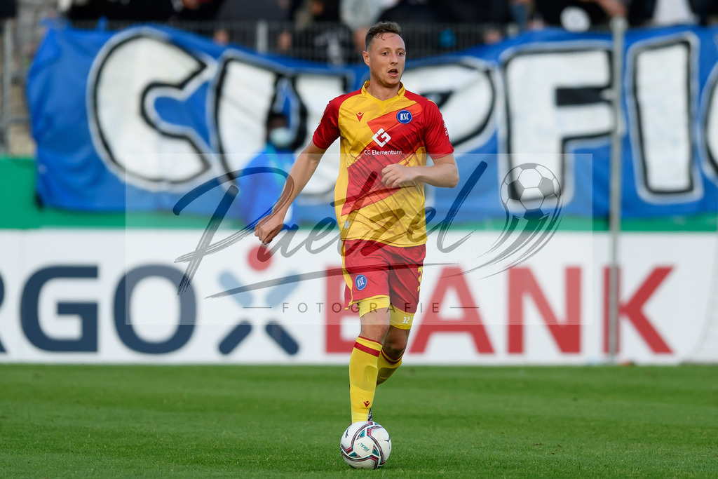 LOTKSC20210809_258 | Fussball, Herren: Robin Bormuth (Karlsruher SC) in Aktion, am Ball, Einzelaktion beim Spiel der 1. Runde im DFB-Pokal zwischen SF Lotte und Karlsruher SC im Stadion am Lotter Kreuz am 09.08.2021 in Lotte, Deutschland.DFB / DFL REGULATIONS PROHIBIT ANY USE OF PHOTOGRAPHS AS IMAGE SEQUENCES AND/OR QUASI-VIDEO. - Realisiert mit Pictrs.com