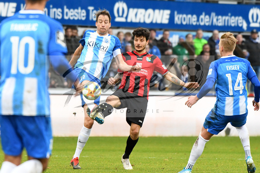 20200201_MEPCHE_0037 | Fußball, Herren: Steffen Puttkammer (SV Meppen) und Philipp Hosiner (Chemnitzer FC) im Zweikampf waehrend des Spiels der 3. Liga zwischen SV Meppen und Chemnitzer FC in der Haensch-Arena am 01.02.2020 in Meppen, Deutschland. DFB / DFL REGULATIONS PROHIBIT ANY USE OF PHOTOGRAPHS AS IMAGE SEQUENCES AND/OR QUASI-VIDEO. - Realisiert mit Pictrs.com