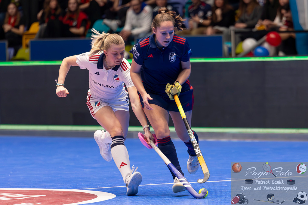 Volvo E.R.B. Final 4 Halbfinale Frauen: Mannheimer HC - Düsseldorfer HC, 25.01.2025 | Verena Neumann (Mannheimer HC #19) &amp; Pia Lhotak (Düsseldorfer HC #5) im Zweikampf um den Ball, Mannheimer HC - Düsseldorfer HC, Frankfurt, Süwag Arena, 25.1.2025 - Realisiert mit Pictrs.com