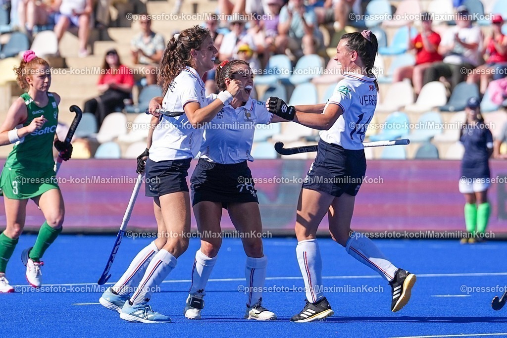 xydrx11082501009 | 11.08.2025, xydrx, Frauen EuroHockey Championship 2025, Gruppenphase, Gruppe A, Irland - Frankreich, Sparkassenpark Mönchengladbach: Torjubel nach dem Tor zum 1:0 für die Französische Nationalmannschaft durch Torschütze Mathilde Duffrene (FRA #19) zusammen mit Tesse-Margot Schubert (FRA #28) und Gabrielle Verrier (FRA #14)