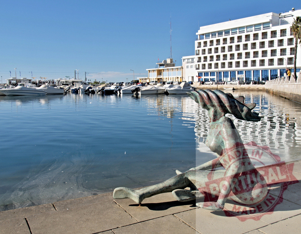 Mermaid statue sitting at Brindisi marina in Puglia Italy | Mermaid sculpture sitting on the pier overlooking boats and the harbor water - Realisiert mit Pictrs.com