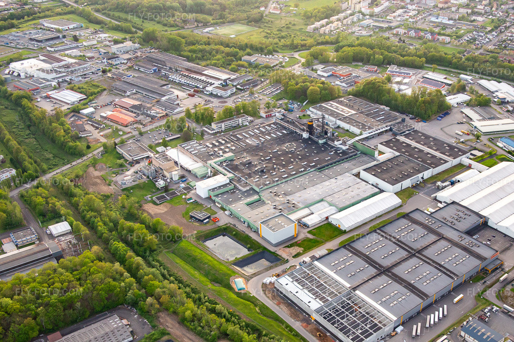Aerial view: Continental in the district Zone Industrielle du Grand Bois in Saargemünd in the state Moselle, France. – Photo: IMG_140483.jpg taken on 04/30/2024 by Werner Riehm/FLY-FOTO.com – Resolution of the original: 4313 x 2875 px – Pneu Continental : Voiture, SUV, Utilitaire, Moto, Vélo