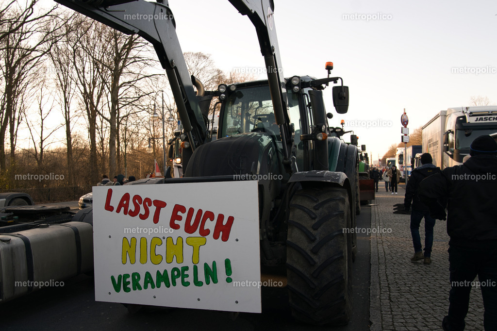 Bauernprotest Berlin am 8. Januar 2024 (17) | Metropolico
