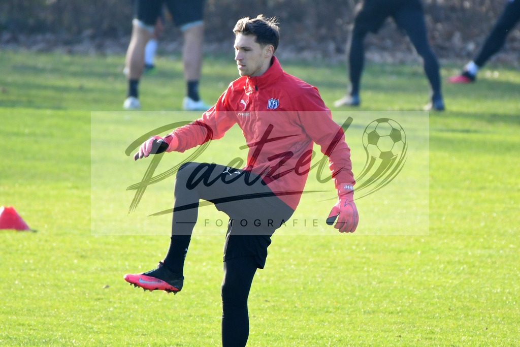 20200207_TRAOSN_0001 | Fußball, Herren: Torhueter Nils Koerber (VfL Osnabrueck) schaut waehrend der Trainingseinheit des VfL Osnabrueck im Sportpark Illoshoehe am 07.02.2020 in Osnabrueck, Deutschland. - Realisiert mit Pictrs.com