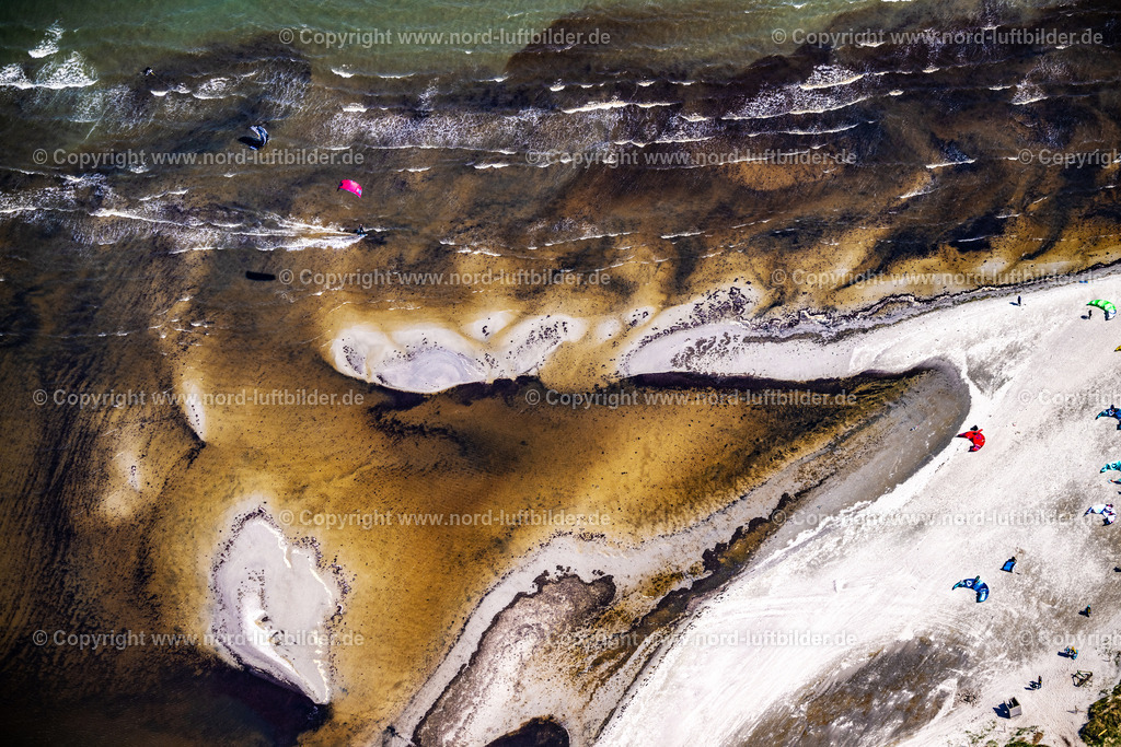 Fehmarn_Puttgarden_Keiterstrand_ELS_0182010524 | PUTTGARDEN 01.05.2024 Surfer - Kitesurfer in Fahrt " Grüner Brink " in Puttgarden auf der Insel Fehmarn im Bundesland Schleswig-Holstein, Deutschland. // Surfer - kitesurfer in motion " Gruener Brink " in Puttgarden on the island on street Kabunskoppel of Fehmarn in the state Schleswig-Holstein, Germany. Foto: Martin Elsen