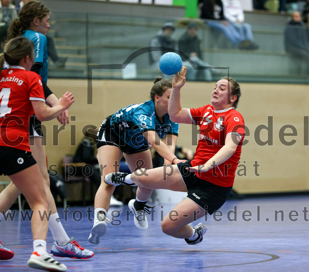 2022-11-27_095_SV_Anzing_gegen_HT_Muenchen_II | Anzing, Deutschland, 27.11.2022:
Handball, Bezirksliga 2022 / 2023, 7. Spieltag, SV Anzing gegen HT München II, Endergebnis: 28:32

Katharina Martin (HT München, #21), Sarah Reither (SV Anzing, #19)

Foto: Christian Riedel / fotografie-riedel.net