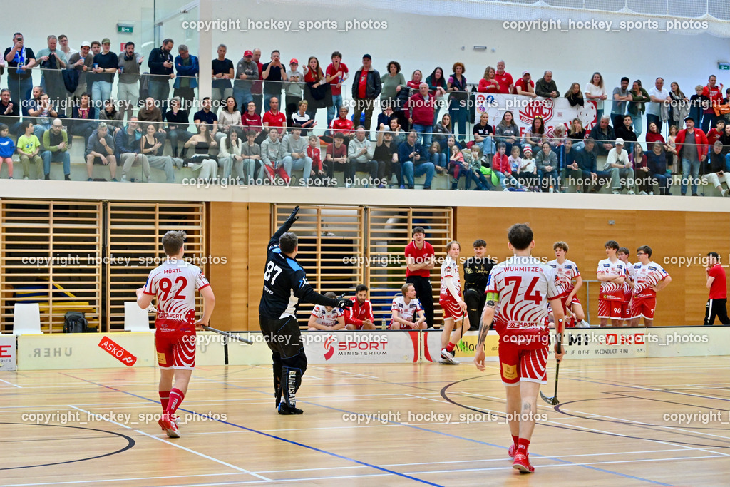VSV Unihockye vs. KAC Floorball | Jubel VSV Unihockey Mannschaft, KAC Floorball Fans, #87 Timmo Taurer VSV Unihockey, #92 Ingolf Natmessnig VSV Unihockey, #74#VSV Unihockye vs. KAC Floorball, VSV Unihockye vs. KAC Floorball am 13.04.2025 in Villach (Ballspielhalle St. Martin), Austria, (Photo by Bernd Stefan)