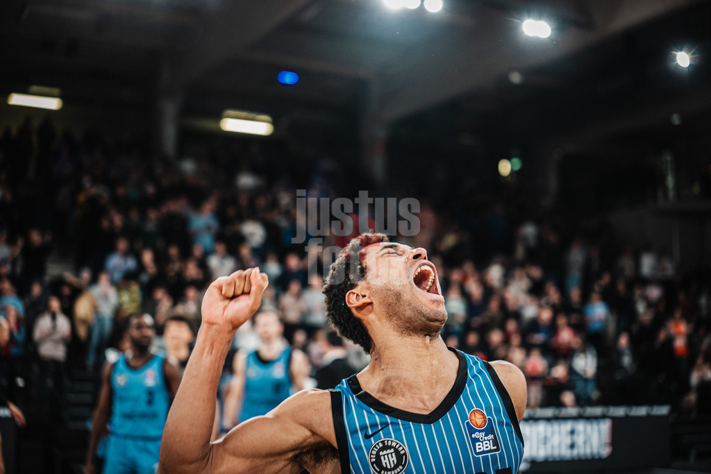 Basketball | Männer | Saison 2025/2026 | easyCredit Basketball Bundesliga | Veolia Towers Hamburg vs. Ratiopharm Ulm | 18.01.2026 | Kenneth Ogbe (#25, Veolia Towers Hamburg) jubelt nach dem Sieg