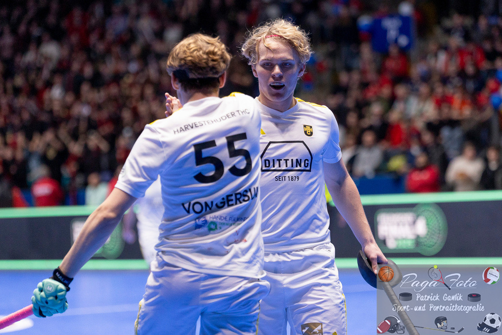 Volvo E.R.B. Final 4 Halbfinale Männer: Harvestehuder HTC - Gladbacher HTC, 25.01.2025 | Jonas von Gersum (Harvestehuder THC #55) &amp; Vincent Julius Scholz (Harvestehuder THC #27) klatschen nach einem Tor ab, Harvestehuder HTC - Gladbacher HTC, Frankfurt, Süwag Arena, 25.1.2025 - Realisiert mit Pictrs.com