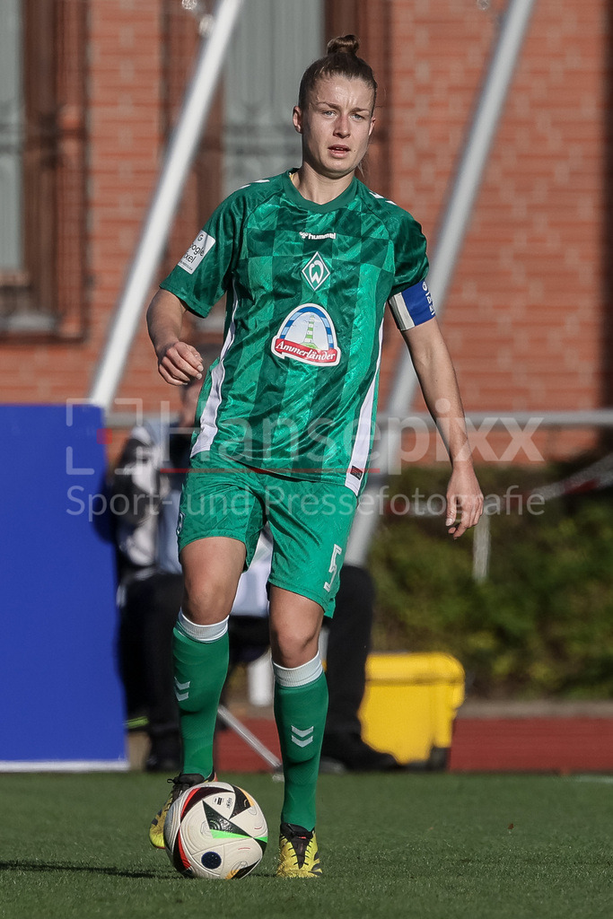 Fussball, Google Pixel Frauen-Bundesliga, SV Werder Bremen - SGS Essen | v.li.: Michelle Ulbrich (SV Werder Bremen, 5) am Ball, Freisteller, Einzelbild, Ganzkörper, Aktion, Action, Spielszene, DIE DFB-RICHTLINIEN UNTERSAGEN JEGLICHE NUTZUNG VON FOTOS ALS SEQUENZBILDER UND/ODER VIDEOÄHNLICHE FOTOSTRECKEN. DFB REGULATIONS PROHIBIT ANY USE OF PHOTOGRAPHS AS IMAGE SEQUENCES AND/OR QUASI-VIDEO.