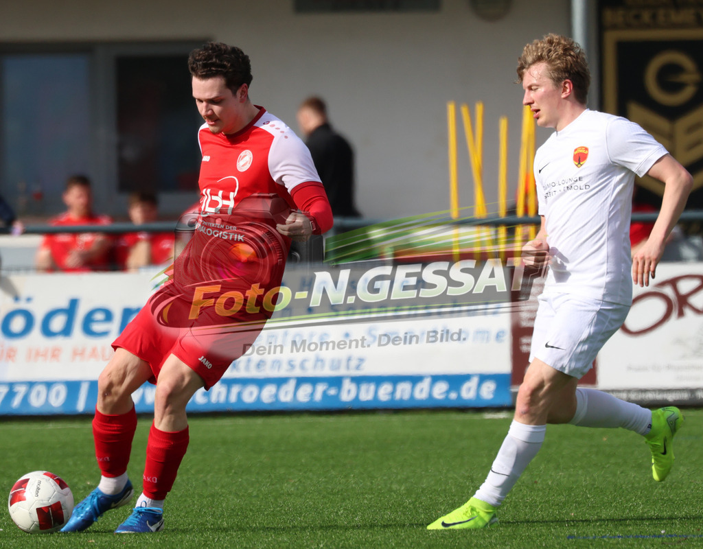 FC RW Kirchlengern - Post TSV Detmold | Auf dem Bild zu sehen: Rot FC RW Kirchlengern: Julian Marten ; Weiß Post TSV Detmold: Marius Seipt FC RW Kirchlengern, Post TSV Detmold, Saison 25/26, Landesliga, Deutschland - Realisiert mit Pictrs.com