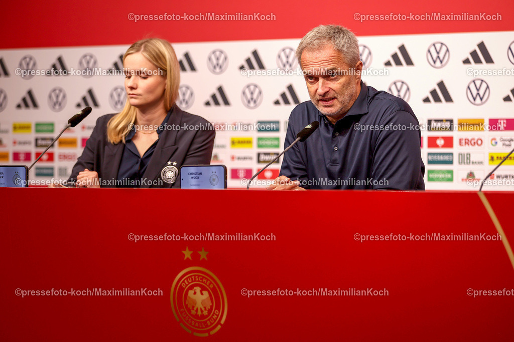 DFB28102401074 | 28.10.2024, Fußball Länderspiel Frauen, Deutschland - Australien, Schauindland-Reisen-Arena Duisburg, Saison 2024 2025: Bundestrainer Christian Wück (GER Trainer) bei der Pressekonferenz PK nach dem Spiel