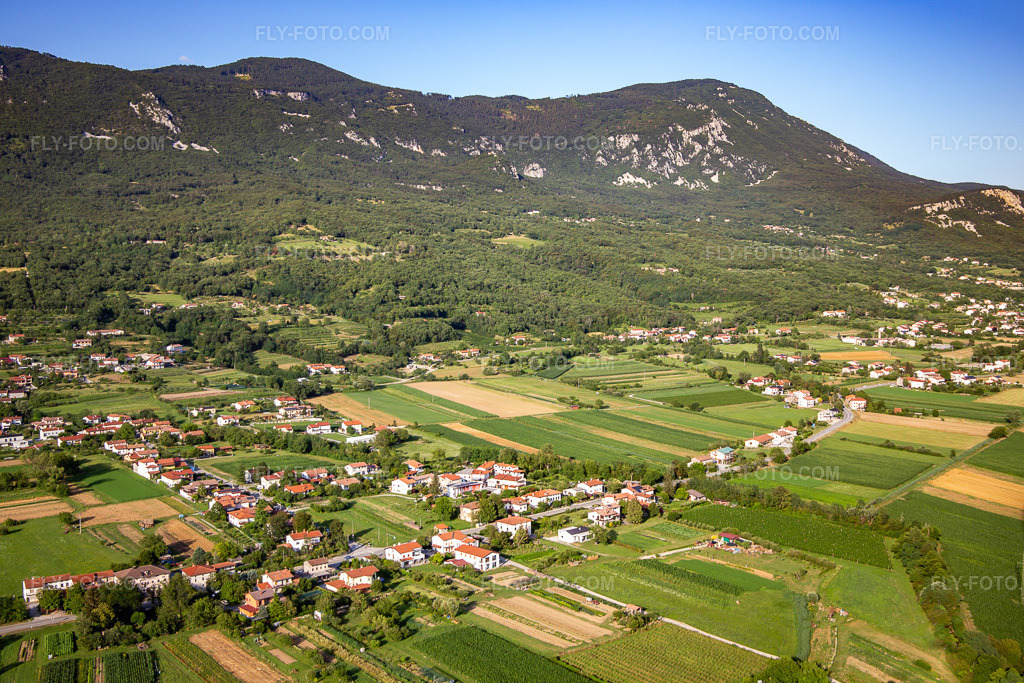 Aerial view: Sempas in the district Schönpaß in Nova Gorica in the state Slovenia, Slovenia. – Photo: IMG_137446.jpg taken on 07/14/2023 by Werner Riehm/FLY-FOTO.com – Resolution of the original: 5389 x 3592 px
