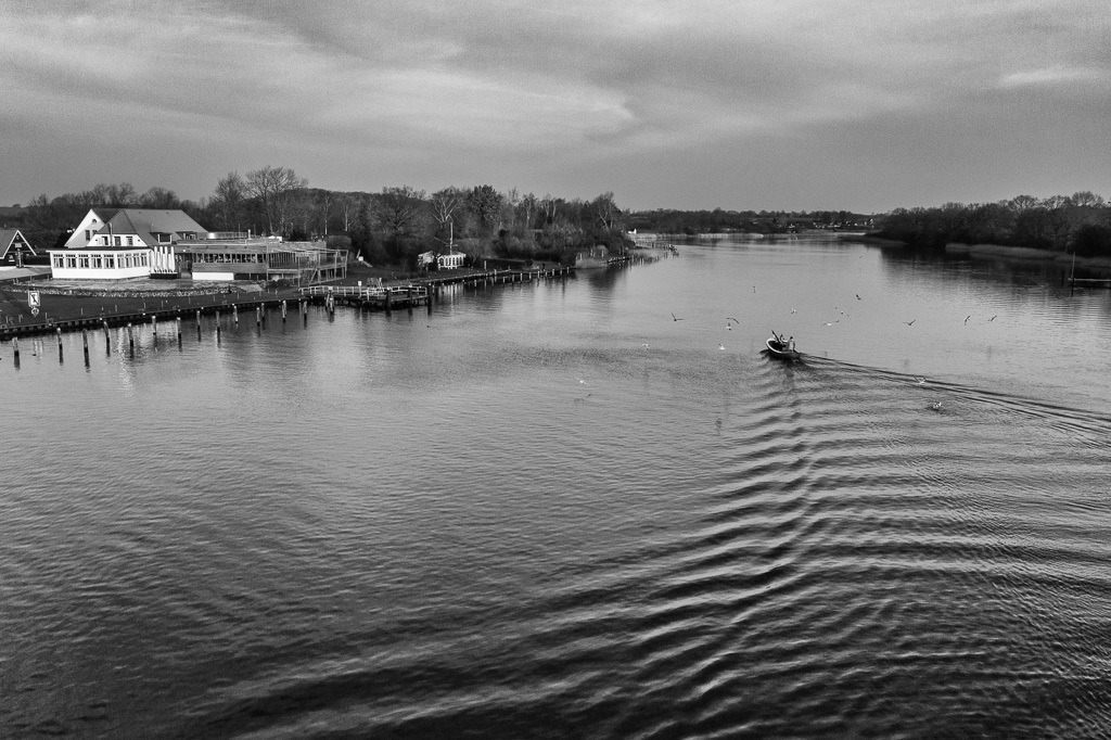 fischer-2019-517 | Matthias Nanz aus Schleswig ist einer der letzten Berufsfischer an der Schlei. Mit seinem Boot fährt Matthias Nanz vom Liegeplatz in Missunde zu den Fanggründen in der Schlei. - Realisiert mit Pictrs.com