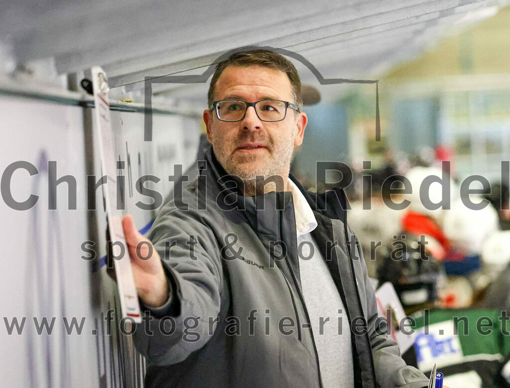 2022-09-30_090_TSV_Erding_gegen_EV_Dingolfing | Erding, Deutschland, 30.09.2022:
Eishockey, Bayernliga 2022 / 2023, Testspiel, TSV Erding gegen EV Dingolfing, Endergebnis: 3:4

Trainer Andreas Becher (Erding Gladiators)

Foto: Christian Riedel / fotografie-riedel.net