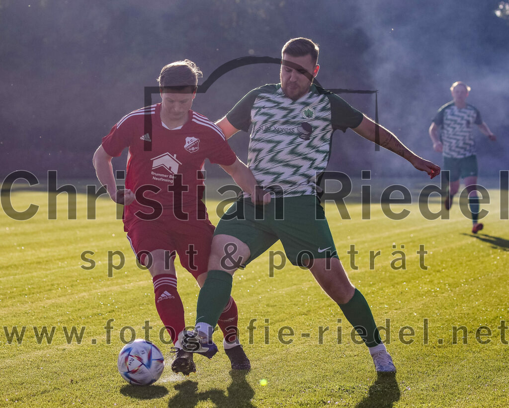 2023-08-11_005_FC_Finsing_gegen_SV_Eichenried | Finsing, Deutschland, 11.08.2023:
Fußball, Kreisliga 2023 / 2024, 4. Spieltag, FC Finsing gegen SV Eichenried, Endergebnis: 3:0

Maximilian Eberhart (FC Finsing, #21), Maximilian Finke (SV Eichenried, #11)

Foto: Christian Riedel / fotografie-riedel.net