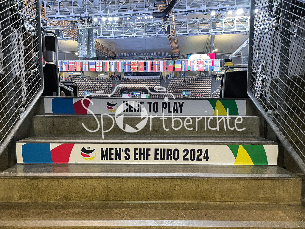Tschechien - Griechenland | Die Treppen der Olympiahalle in München wurden für die Handball EM beklebt / Werbung / Blick in die Halle / Treppe / Fahne /