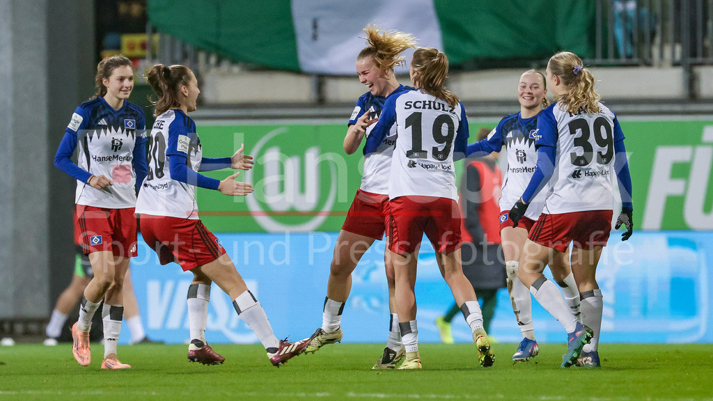Fussball, Google Pixel Frauen-Bundesliga, VfL Wolfsburg - Hamburger SV | Spielerinnen vom Hamburger SV mit Torjubel, Jubel, jubeln, jubelt, optimistisch, Spielszene, Highlight, Freude über das Tor zum 0:1, DIE DFB-RICHTLINIEN UNTERSAGEN JEGLICHE NUTZUNG VON FOTOS ALS SEQUENZBILDER UND/ODER VIDEOÄHNLICHE FOTOSTRECKEN. DFB REGULATIONS PROHIBIT ANY USE OF PHOTOGRAPHS AS IMAGE SEQUENCES AND/OR QUASI-VIDEO.