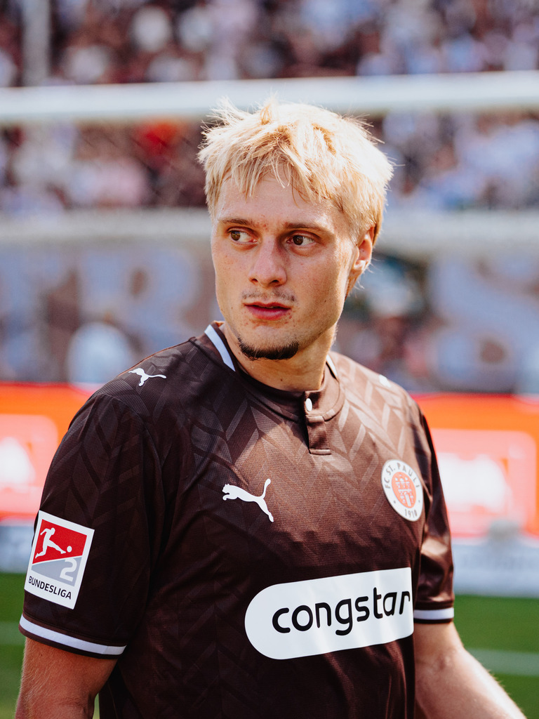 FCS06498 | Der offizielle Shop für FC St. Pauli Fotos. Wähle aus Spielszenen & Fanmomenten dein FCSP Wunschformat. Wir liefern Millerntor-Atmosphäre.