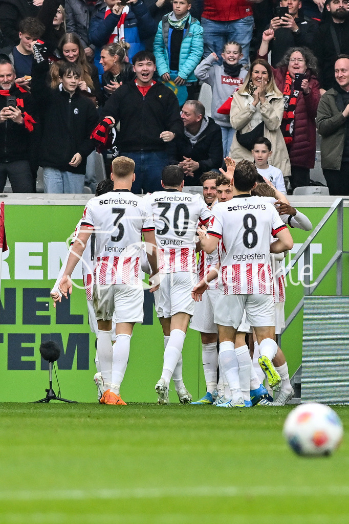 SC Freiburg - FC Bayern München | FREIBURG, GERMANY - 04. APRIL: Jubel der Freiburger nach dem Treffer zum 1-0 durch Johan MANZAMBI (SC Freiburg 44) / Tor / Torschuetze / Freude / Happy während dem Bundesligamatch zwischen dem SC Freiburg und dem FC Bayern München am 28. Spieltag im Europa-Park Stadion / DFL REGULATIONS PROHIBIT ANY USE OF PHOTOGRAPHS AS IMAGE SEQUENCES AND/OR QUASI-VIDEO