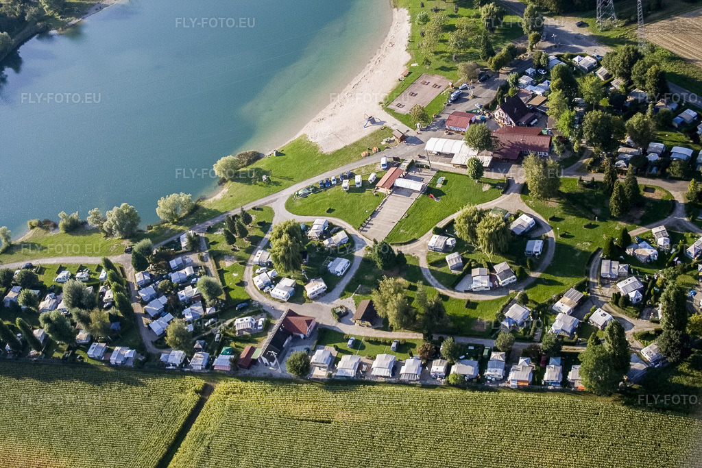 Vue aérienne: Caravanes et tentes - camping - et emplacement de tente Camping Plage du Staedly au bord du lac à Roeschwoog à Rœschwoog dans le département Bas Rhin, France – .Photo: IMG_8111.jpg prise le 15/09/2007 par Werner Riehm/FLY-FOTO.eu – Résolution de l'original: 3456 x 2304 px