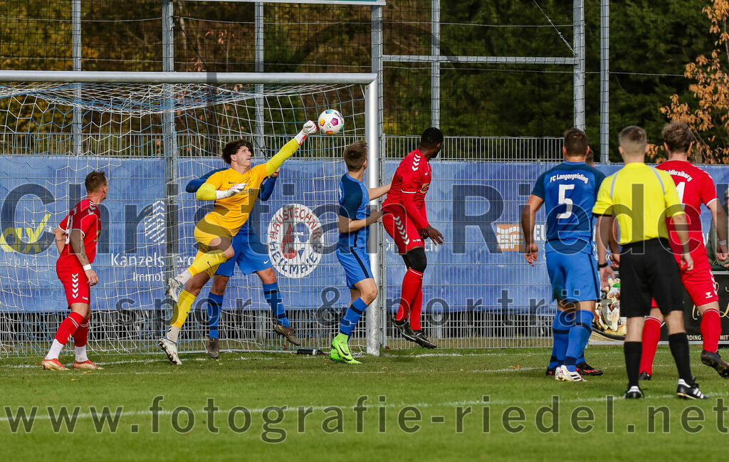 2023-11-04_078_FC_Langengeisling_gegen_VfL_Waldkraiburg | Erding, Deutschland, 04.11.2023:
Fußball, Bezirksliga Oberbayern Ost 2023 / 2024, 16. Spieltag, FC Langengeisling gegen VfL Waldkraiburg, Endergebnis: 2:0

Marius Bindiu (VfL Waldkraiburg, #19), Torwart Michael Hierl (FC Langengeisling, #1), Maximilian Maier (FC Langengeisling, #10), Niko Simak (FC Langengeisling, #3), Henry Oguti (VfL Waldkraiburg, #11), Andreas Buchberger (FC Langengeisling, #5)

Foto: Christian Riedel / fotografie-riedel.net