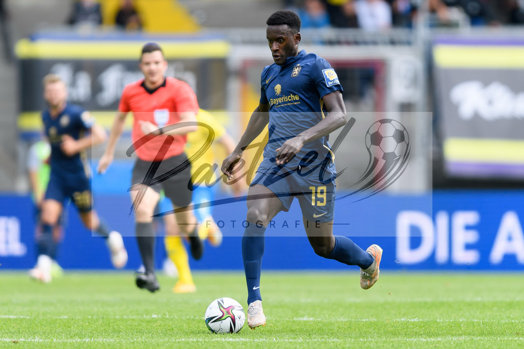 EBSTSV20210828_181 | Fussball, Herren: Merveille Biankadi (TSV 1860 Muenchen) in Aktion, am Ball, Einzelaktion beim Spiel der 3. Liga zwischen Eintracht Braunschweig und TSV 1860 Muenchen im Eintracht-Stadion am 28.08.2021 in Braunschweig, Deutschland.DFB / DFL REGULATIONS PROHIBIT ANY USE OF PHOTOGRAPHS AS IMAGE SEQUENCES AND/OR QUASI-VIDEO. - Realisiert mit Pictrs.com