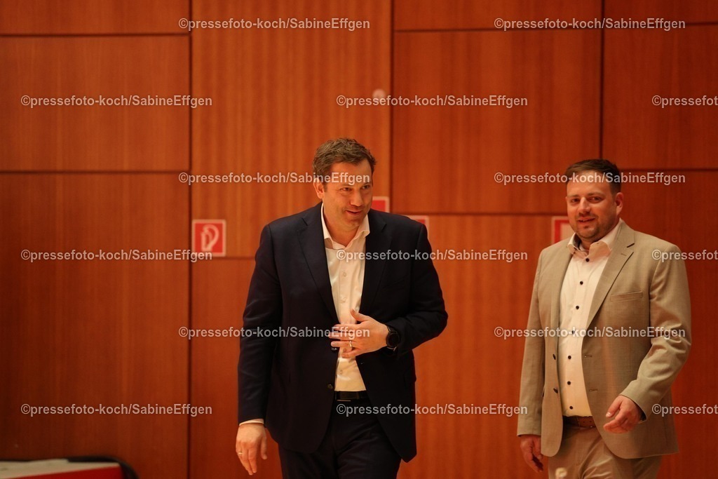 xSEF10052501003 | 10.05.2025, xsefx, Ankunft des Vizekanzlers und Finanzministers Lars Klingbeil auf dem Landsparteitag der NRWSPD 2025 in der Mercatorhalle in Duisburg mit dem Motto - Aus dem Alltag in die Zukunft