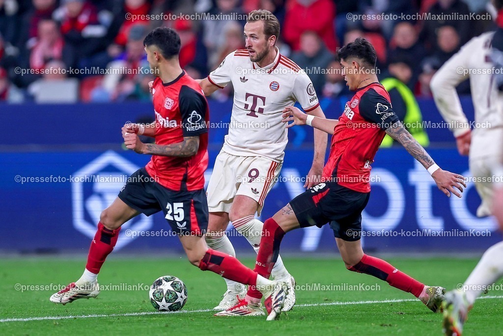 UCL11032502263 | 11.03.2025, Fußball, UEFA Champions League, Bayer 04 Leverkusen - FC Bayern München, Achtelfinale Rückspiel, BayArena, Saison 2024 2025: Piero Hincapie (Bayer04 Leverkusen #3) im Zweikampf gegen Piero Hincapie (Bayer04 Leverkusen #3)  und Exequiel Palacios (Bayer04 Leverkusen #25)DFB regulations prohibit any use of photographs as image sequences and or quasi-video.