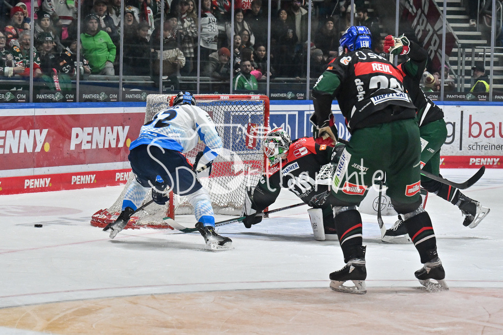 Augsburger Panther - ERC Ingolstadt | in dieser Szene bringt Mathew BODIE (ERC Ingolstadt #22) den Puck nicht an Strauss MANN (Augsburger Panther #38) vorbei / DEL: Augsburger Panther - ERC Ingolstadt, Curt Frenzel Stadion am 26.01.2025