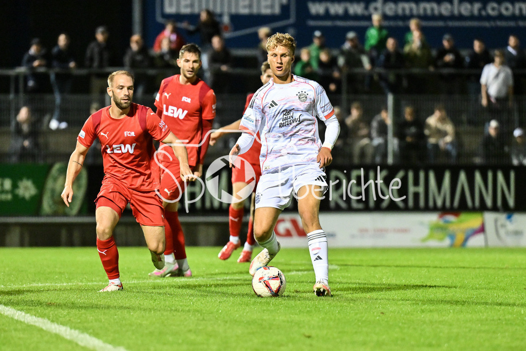 FC Memmingen - FC Bayern Amateure | im DUell Kim PASCHEK (FC Memmingen 18) und Kurt RÜGER (FC Bayern München II #16) / Zweikampf / Regionalliga Bayern: FC Memmingen - FC Bayern München II; Arena Memmigen am 29.08.2025