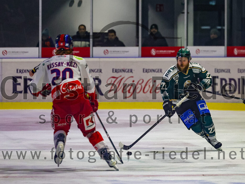 2026-01-18_063_TSV_Erding_gegen_Selber_Woelfe | Erding, Deutschland, 18.01.2026:Eishockey, Oberliga Süd 2025 / 2026, 38. Spieltag, TSV Erding gegen Selber Wölfe, Endergebnis: 2:3 n.V.Kende Kassay-Kezi (Selber Wölfe, #20), Grady Hobbs (Erding Gladiators, #22)Foto: Christian Riedel / fotografie-riedel.net