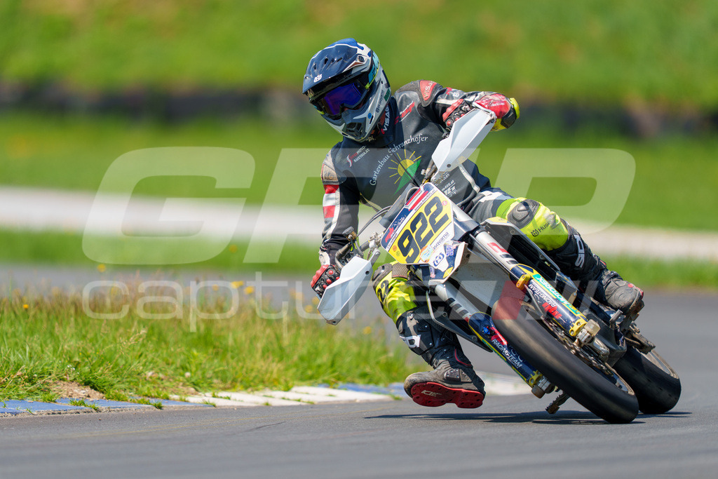 G-Cup + Supermoto Staatsmeisterschaft + Hungarian Supermoto Championship | GRIPcapture steht für authentische Sportfotografie in Österreich – für Momente, die mehr sind als Geschwindigkeit oder Ergebnis. Es geht um Emotion, Spannung, Fokus und den Augenblick, der oft nur einen Wimpernschlag dauert.Ob Motorsport, Teamsport oder 
