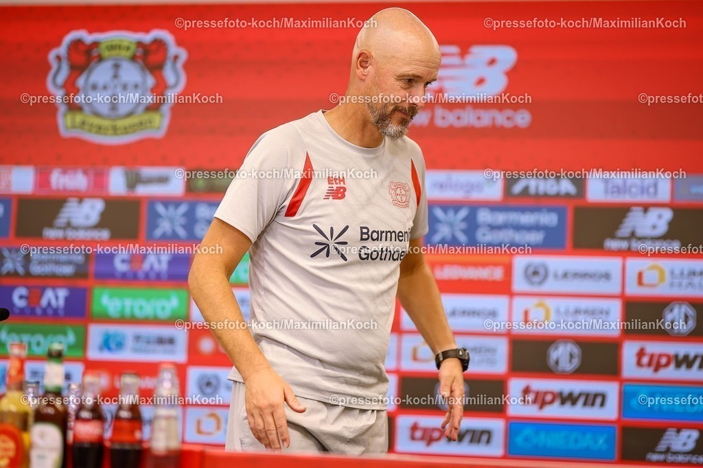 B0414082501018 | 14.08.2025, Fußball, DFB-Pokal, Pressekonferenz Bayer 04 Leverkusen in der BayArena, Saison 2025 2026: Cheftrainer Erik ten Hag vor dem Auswärtsspiel bei der SG Sonnenhof Großaspach. DFB regulations prohibit any use of photographs as image sequences and or quasi-video.