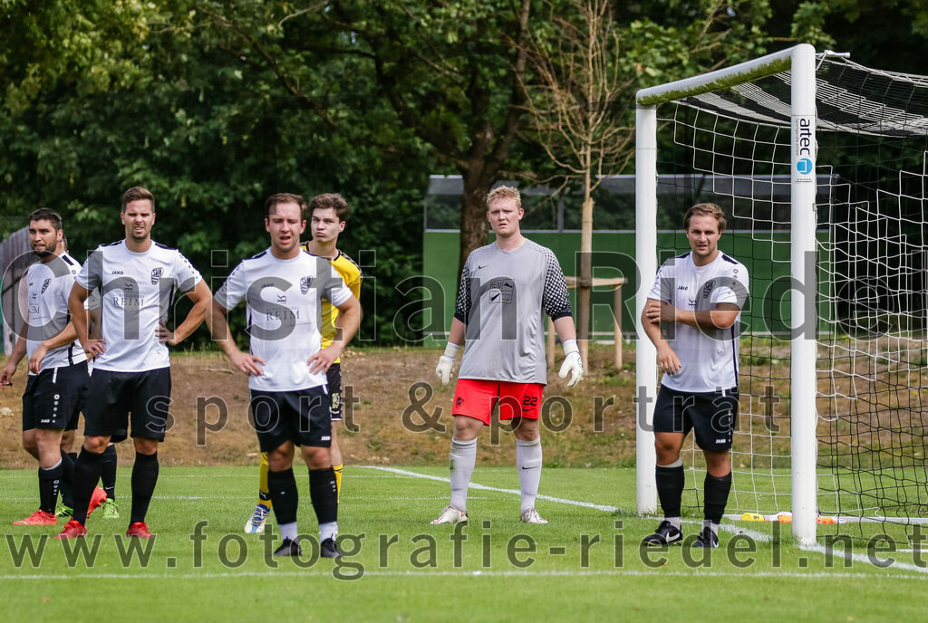 2023-07-23_101_SV_Anzing_gegen_SC_Kirchasch | Anzing, Deutschland, 23.07.2023:
Fußball, Kreisliga 2023 / 2024, Testspiel, SV Anzing gegen SC Kirchasch, Endergebnis: 5:1

Julian Bauer (SC Kirchasch, #19), Torwart Florian Huber (SV Anzing, #1), Andreas Hetzel (SV Anzing, #11)

Foto: Christian Riedel / fotografie-riedel.net