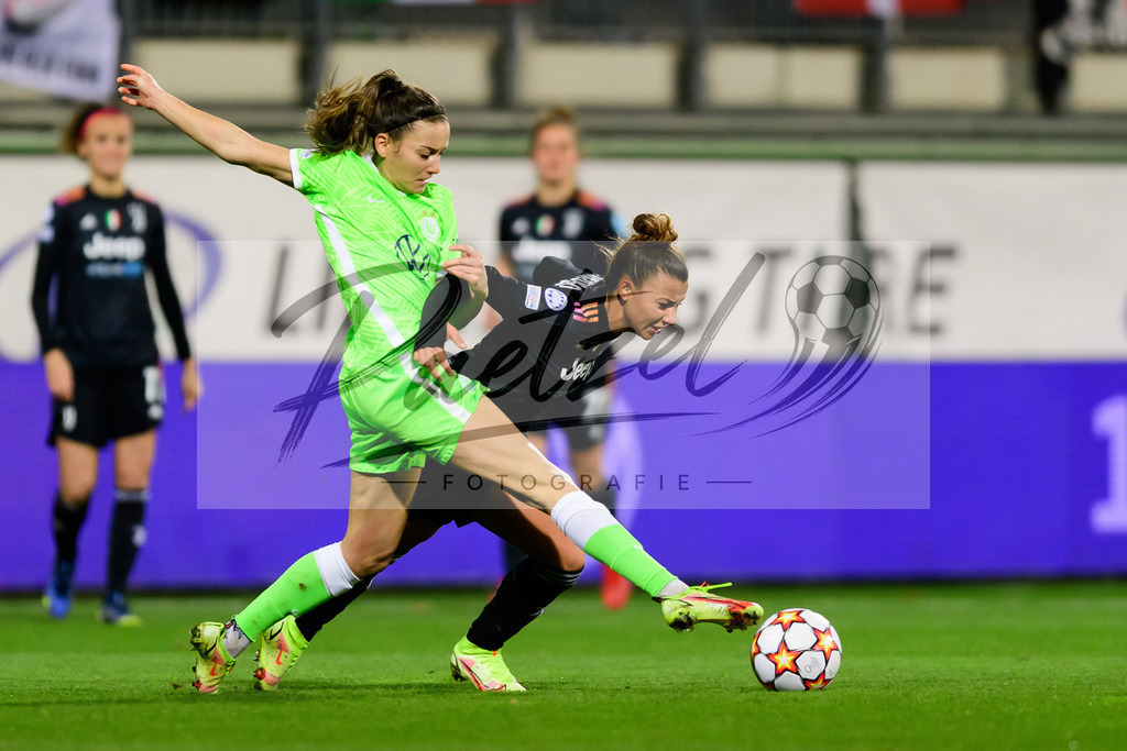 WOBJUV20211118_039 | Fussball, Frauen: Joelle Wedemeyer (VfL Wolfsburg) und Arianna Caruso (Juventus FC) im Zweikampf bei dem Spiel der UEFA Women´s Champions League zwischen VfL Wolfsburg und Juventus Turin im AOK-Stadion am 18.11.2021 in Wolfsburg, Deutschland. - Realisiert mit Pictrs.com