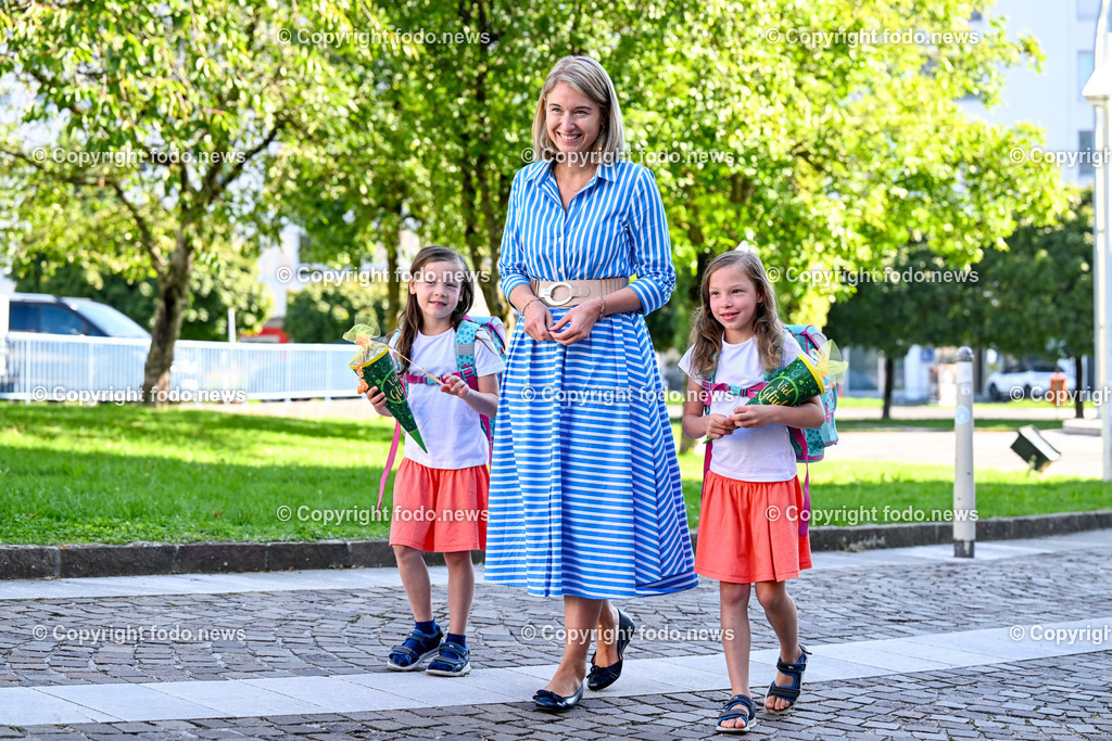 Bildungsdirektion Linz_ Schulstart_ 06.09.2023-3 | 06.09.2023, Linz, AUT, Bildungsdirektion Linz, Schulstart 2023, im Bild LH-StvIn Christine Haberlander (VP) mit den Schulanfaengerinnen Alisa und Elena (beide 7, Zwillinge)