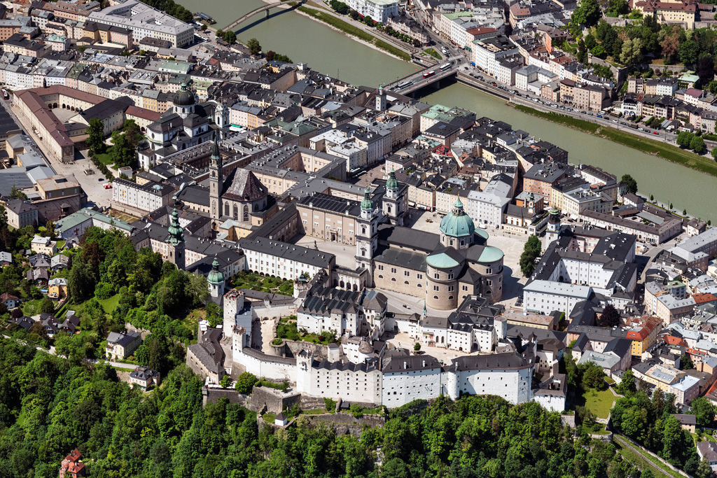 dr__0097239.jpg | SALZBURG 19.05.2022 Burganlage der Veste Festung Hohensalzburg an der Straße Mönchsberg in Salzburg in Österreich. // Castle of the fortress Festung Hohensalzburg on street Moenchsberg in Salzburg in Austria. Foto: Daniel Reiter